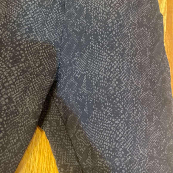 💜 5 for $25 or 3 for $18 Matty M. Reptile pattern leggings - Picture 4 of 5